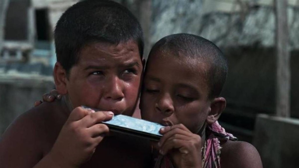 伊朗經典電影《Harmonica》，遭台北電影節譯成《換我吹了沒？》，引發廣泛批評。電影劇照