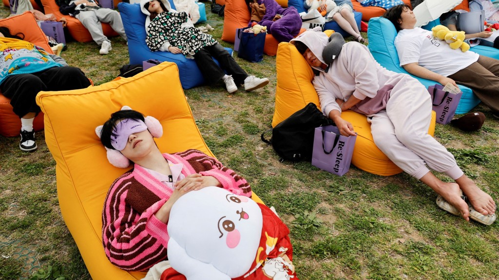 第三届汉江睡眠大赛参赛者大睡特睡。 路透社