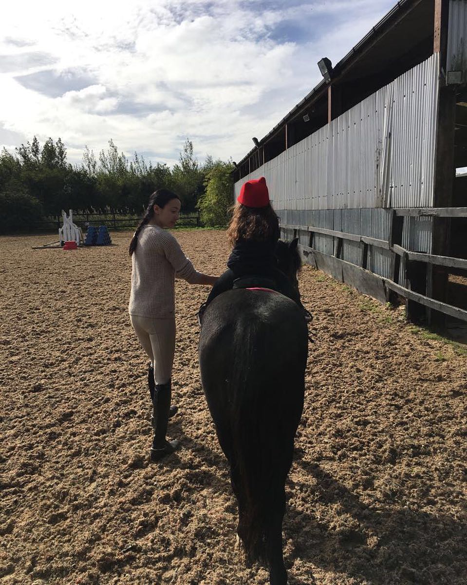 熱愛騎馬的Lisa. S曾帶女兒試騎。
