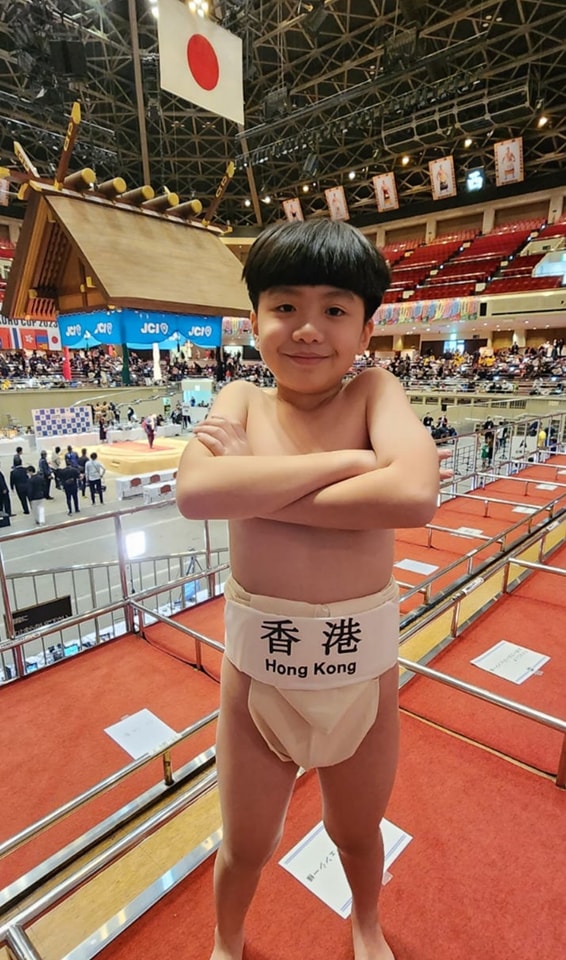 楊鎧凝細佬Dave出戰日本少年相撲比賽。