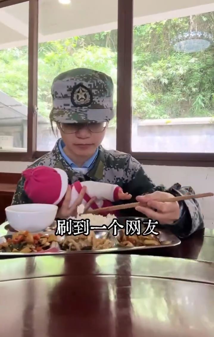 贵州有学校要学生孭BB公仔和陀西瓜，体验育儿之苦防早恋。抖音＠贵州综合教育孙老师