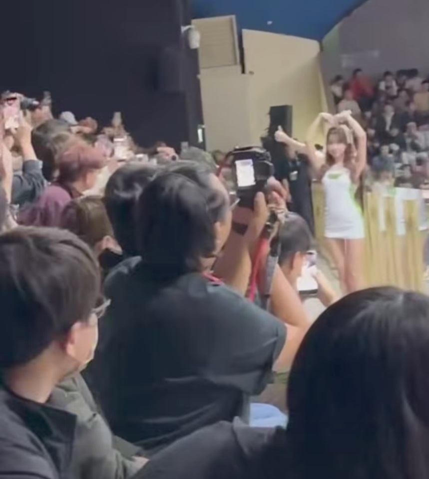 女神步近，球迷們紛紛拿着手機相機狂拍。