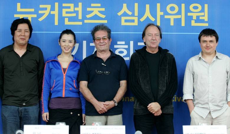 2007年梅赫爾朱伊（中）與內地女星余男等電影人一同任《釜山國際電影節》評審。網上圖片