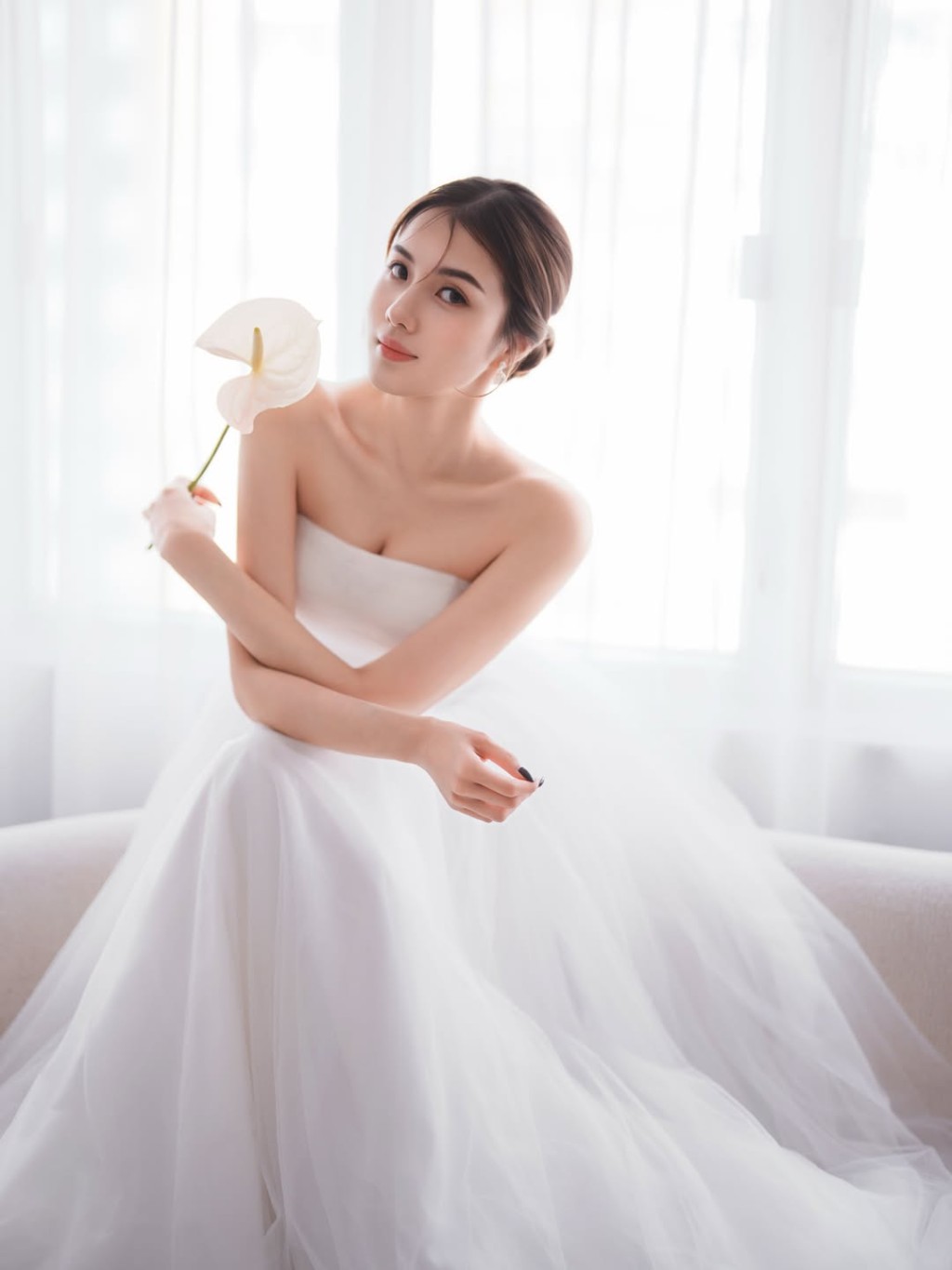 鄧凱文早前突然於IG鋪性感婚照。