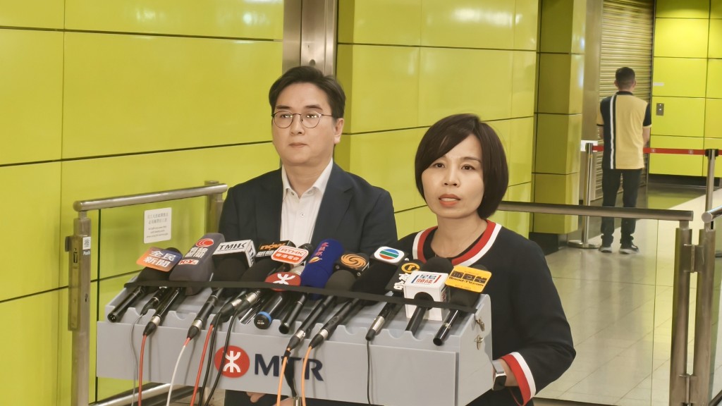 港鐵車務營運及本地鐵路總管李婉玲(右)及車務工程維修總管李劍雄(左)見記者交代事件。 港鐵車務營運及本地鐵路總管李婉玲(右)及車務工程維修總管李劍雄(左)見記者交代事件。