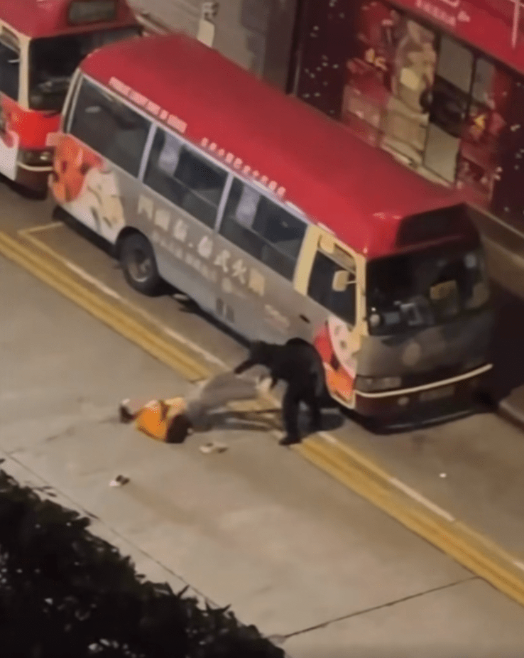 混亂中,橙衣男子起腳反抗,卻失足倒地,鞋子亦甩脫。fb「車cam L(香港群組)」 混亂中,橙衣男子起腳反抗,卻失足倒地,鞋子亦甩脫。fb「車cam L(香港群組)」