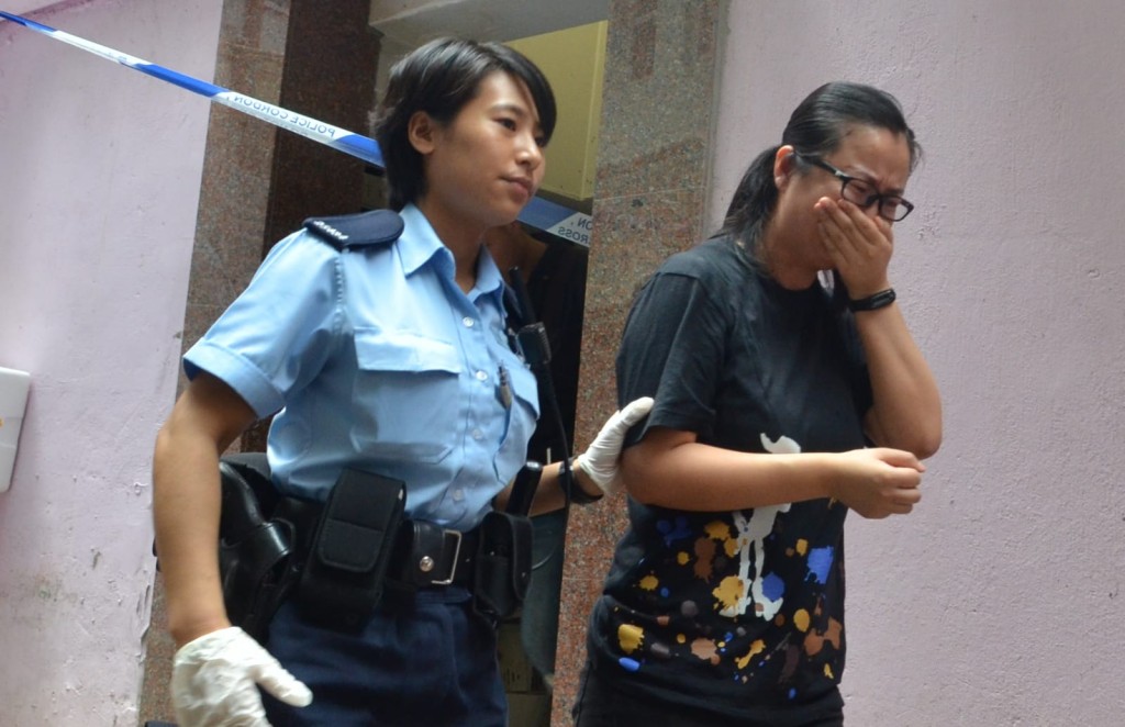 男死者一名女親友事後到場了解,她的情緒激動。楊偉亨攝