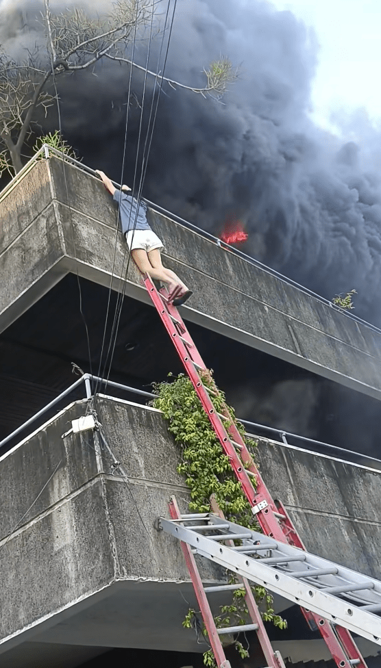 女子此際才翻越大廈圍欄,緊抓扶手,將腳探向二樓位置。FB@IvyBaya 女子此際才翻越大廈圍欄,緊抓扶手,將腳探向二樓位置。FB@IvyBaya