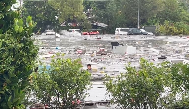 受「風王」樺加沙影響，花蓮堰塞湖溢流，造成嚴重破壞，大量民眾受困。Threads