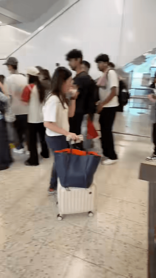 事發時觀塘站內有不少乘客經過，部分人見狀用手掩鼻避開粉塵，但整體表現鎮定，未有出現恐慌混亂。