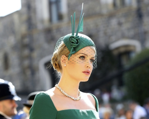 Kitty Spencer一身綠色繡花長裙出席婚禮。AP