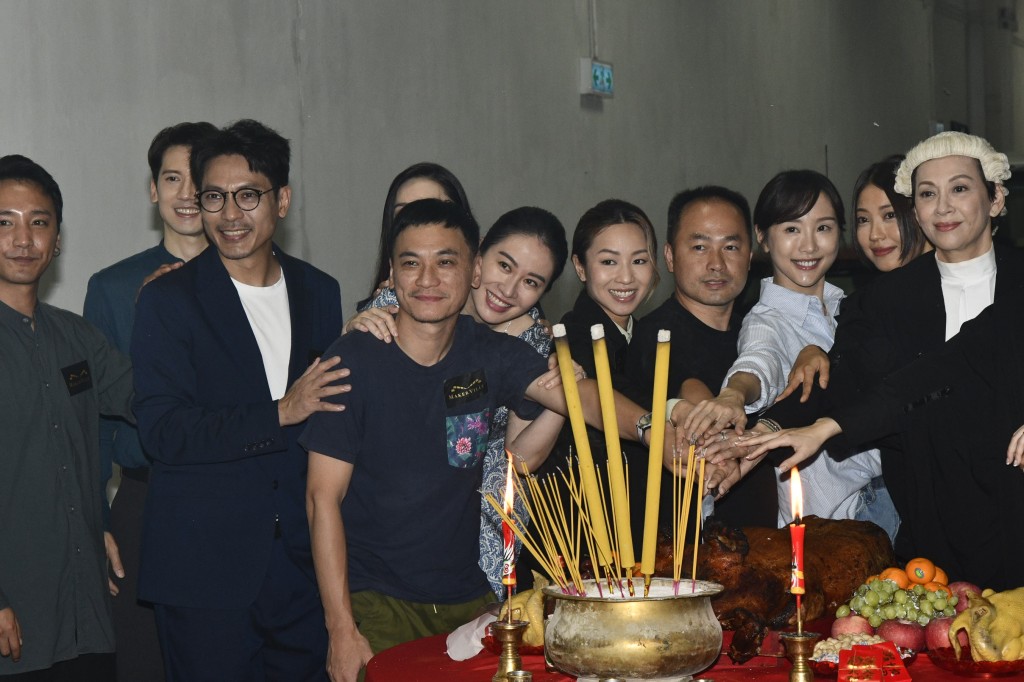 葉璇、關智斌、賈曉晨、余安安、謝安琪與李芯駖等，今日（17日）到葵涌出席ViuTV新劇《法與情》拜神。