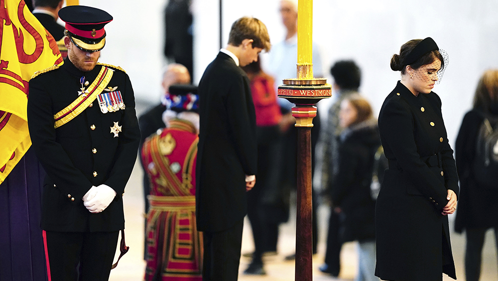 14歲的詹姆士王子讓他們想起25年前15歲的威廉王子在戴安娜王妃葬禮上低頭為母親哀悼的畫面。路透