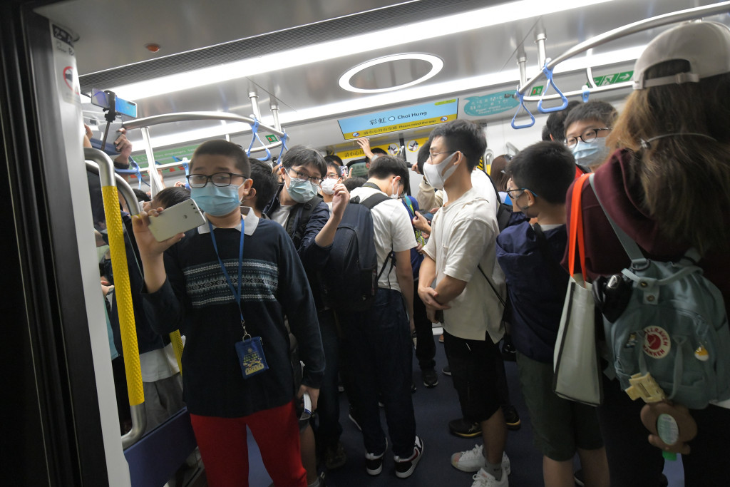 由於鐵路迷甚多，車廂內頗為擠迫。梁譽東攝