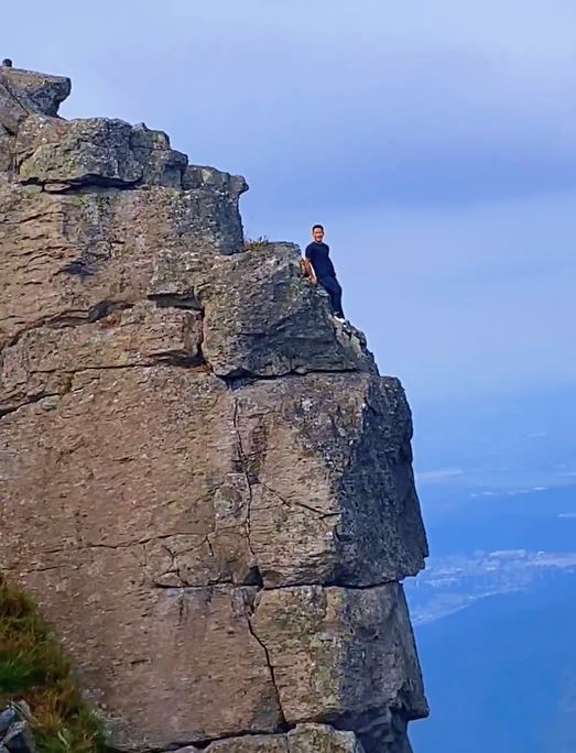 東莞有男子不顧危險在懸崖邊「練功」 ，惹來批評。抖音