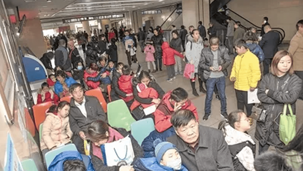 南方進入流感高發期,門診爆滿連夜排隊。資料圖片