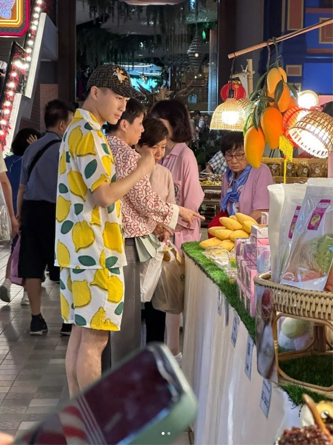 何猷君到泰国玩，穿上在节目中购买的廉价套装，衬Fendi联乘Pokémon鸭舌帽。