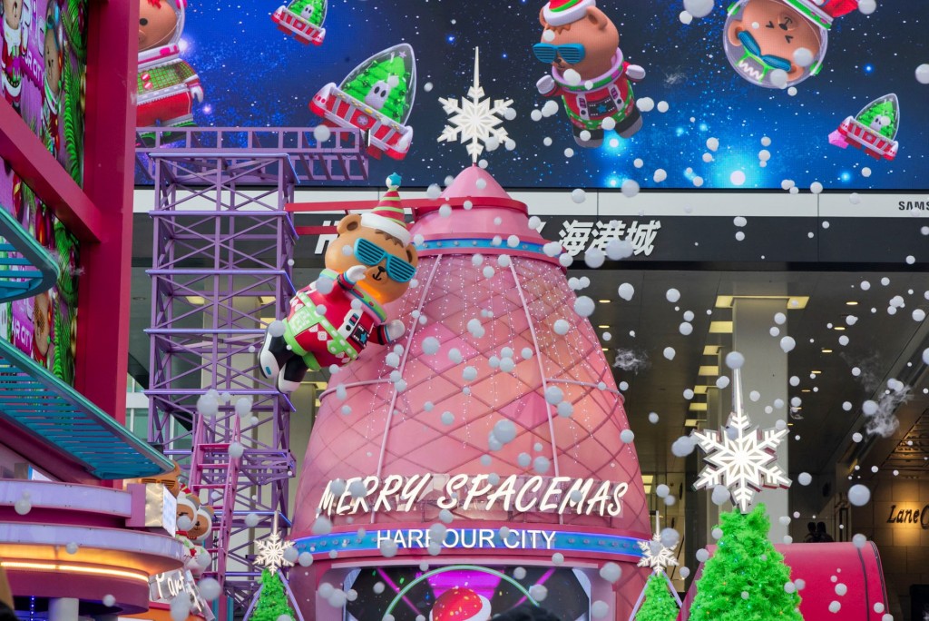 海港城戶外聖誕佈置新增漫天「泡泡飄雪」。
