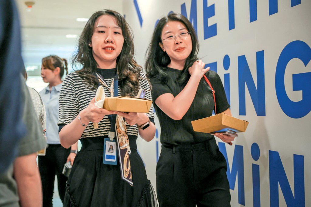 兩餸飯主打平靚正,吸引不少上班族購買。