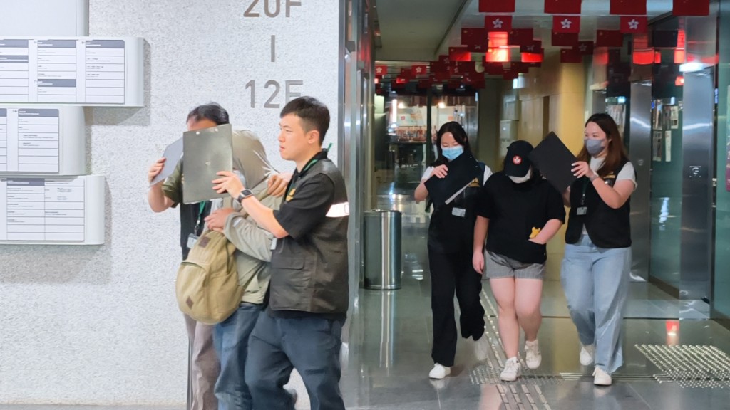 海關拘捕涉案美容公司的兩名管理人員。黃文威攝 海關拘捕涉案美容公司的兩名管理人員。黃文威攝