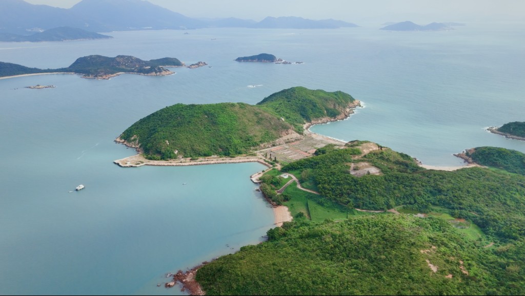 大鴉洲人跡罕至,碼頭幾乎被野草所覆蓋。香港電台提供 大鴉洲人跡罕至,碼頭幾乎被野草所覆蓋。香港電台提供