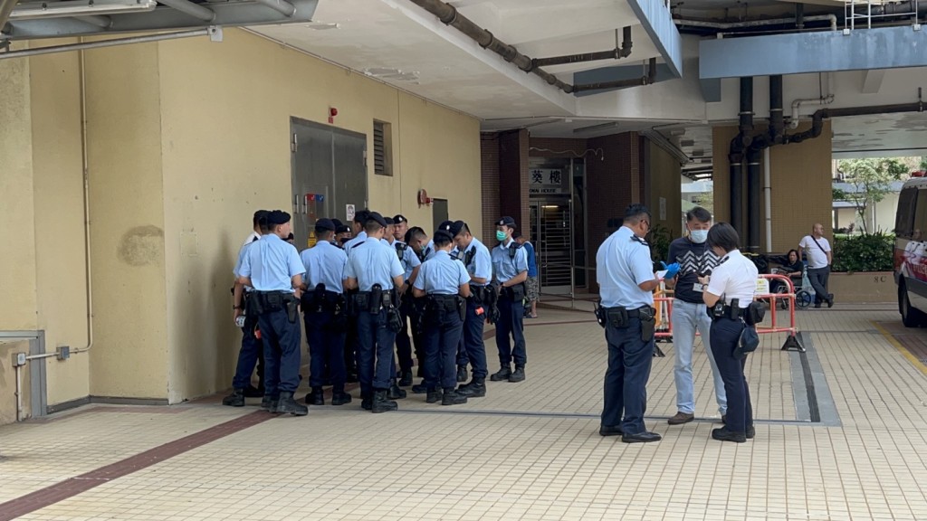 大批機動部隊警員抵葵涌邨碧葵樓搜查。(楊偉亨攝)