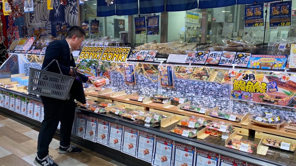 市民到日式超市購買魚生及壽司。禇樂琪攝