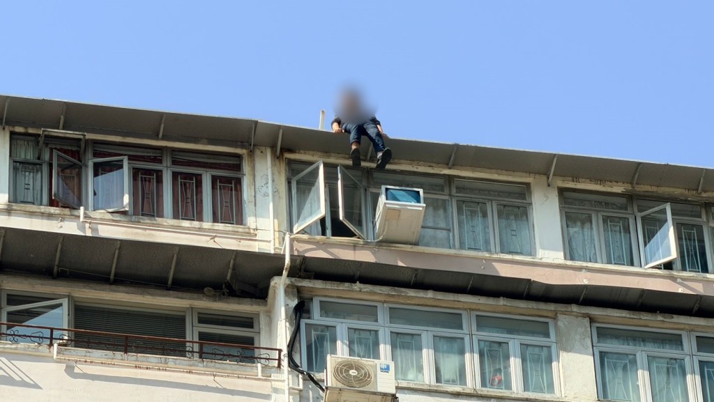 事主危坐天台邊。 事主危坐天台邊。