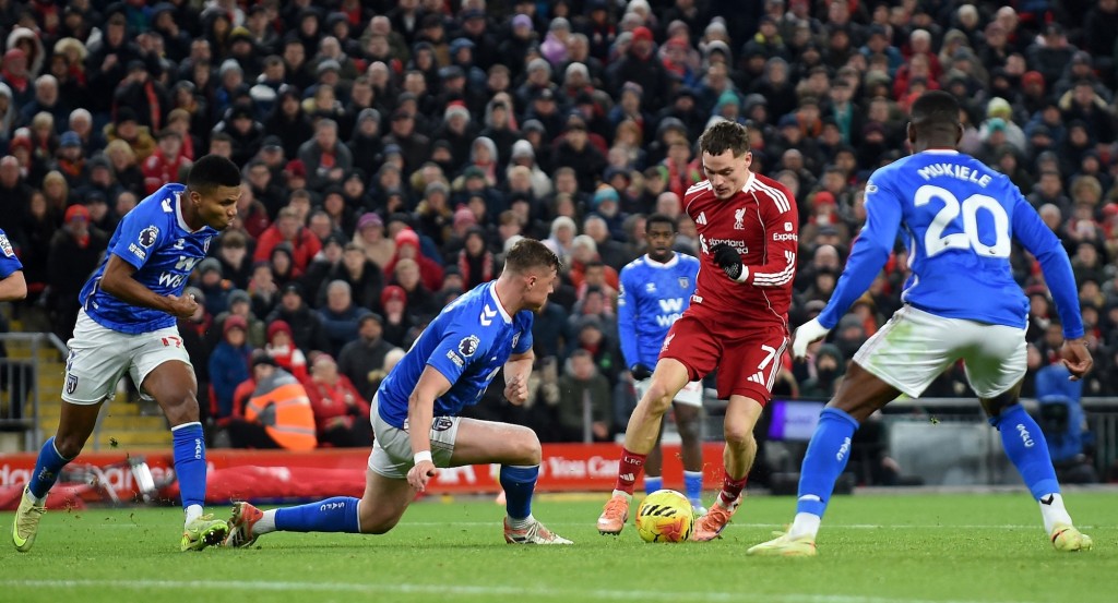 域斯起腳省中梅基尼改變方向入網，最後計梅基尼的烏龍球。路透社