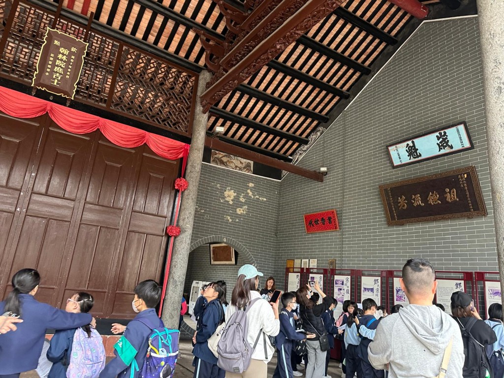 人文科有不少進行跨科學習的空間,如與中文科合作參觀歷史建築、與環境教育組合作共建中草藥園等。(圖片來源:受訪者提供) 人文科有不少進行跨科學習的空間,如與中文科合作參觀歷史建築、與環境教育組合作共建中草藥園等。(圖片來源:受訪者提供)