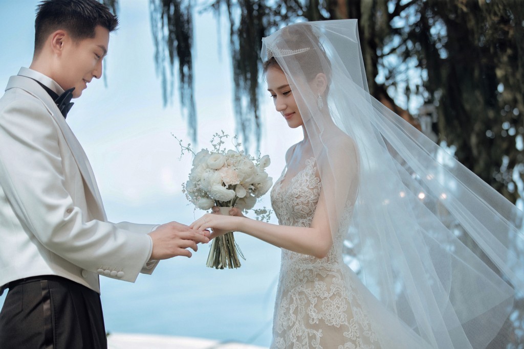 何超莲与内地男星窦骁去年4月在印尼峇里岛举行婚礼。  ​