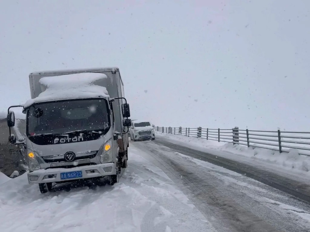 國慶新疆暴雪，車輛滯留。小紅書@炫仔餃子