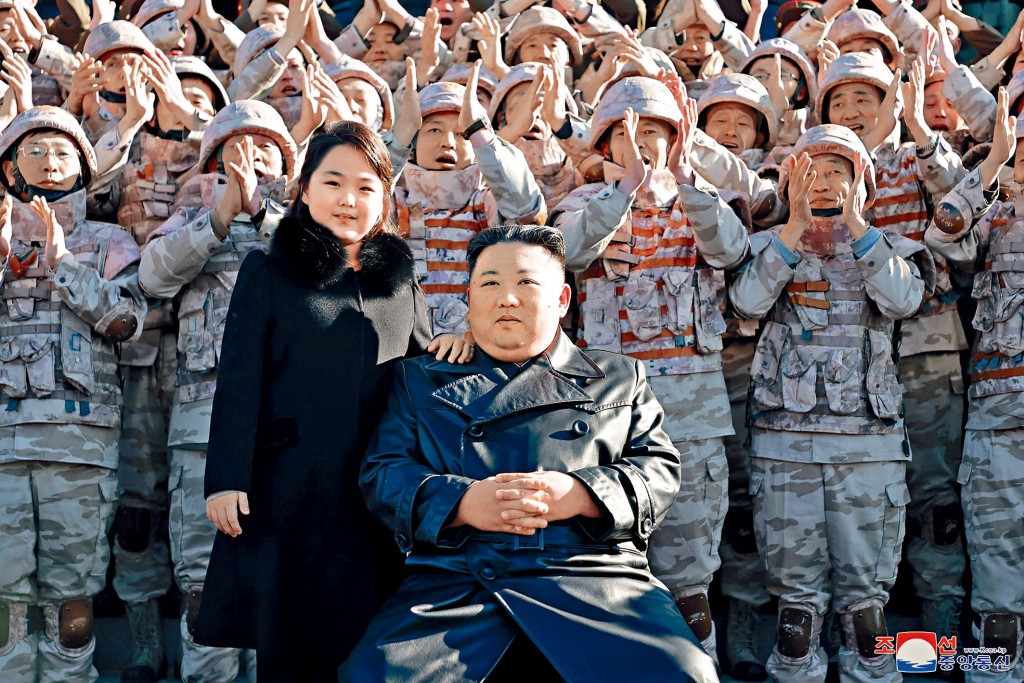 北韓官媒周日發布照片,顯示金正恩和女兒與開發「火星-17」洲際導彈的有功者合照。
