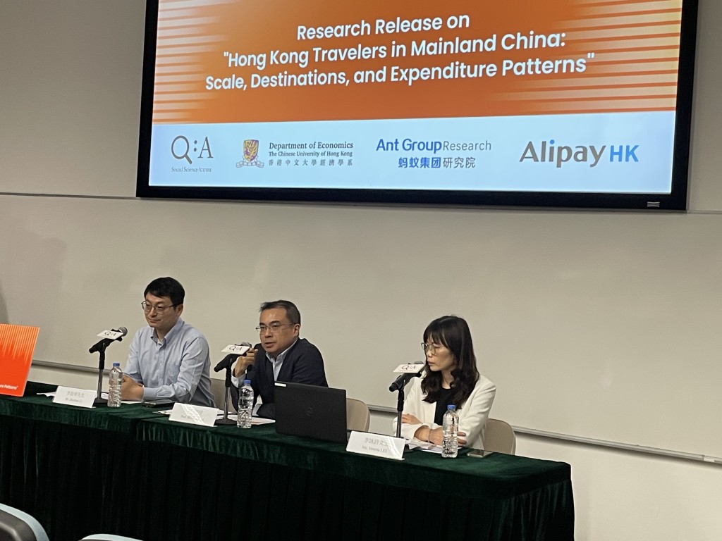 香港中文大學偉倫經濟學教授及經濟系主任宋錚(中)。蔡思宇攝 香港中文大學偉倫經濟學教授及經濟系主任宋錚(中)。蔡思宇攝