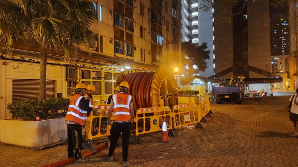中電人員到場搶修。黎志偉攝 中電人員到場搶修。黎志偉攝