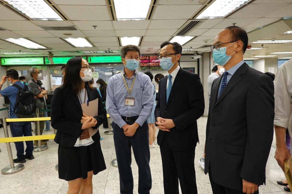 聶德權今午到訪稅務局和勞工處。政府新聞處