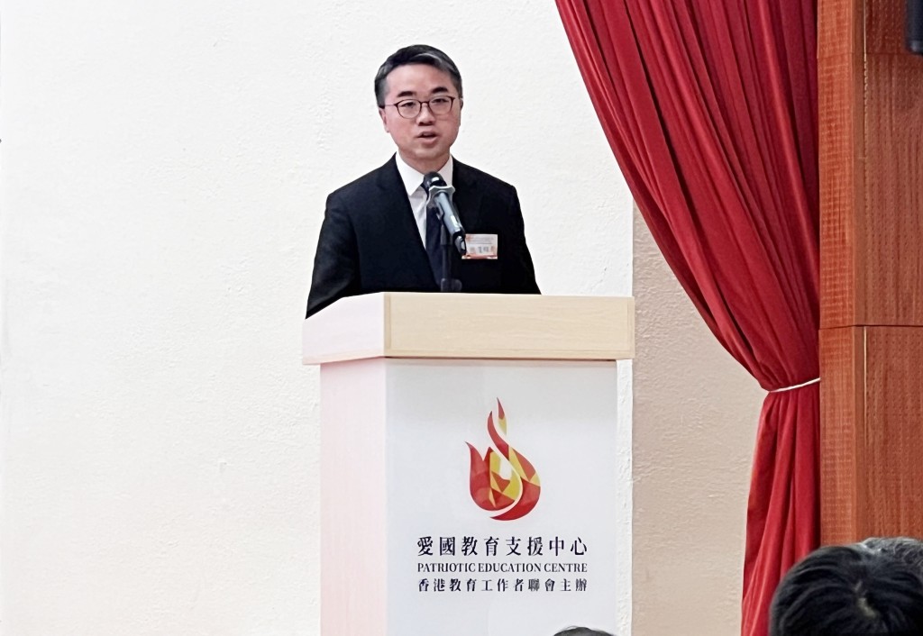 施俊輝希望同學傳承先烈的愛國之情,為國家持續發展和中華民族的偉大覆興作出貢獻。 施俊輝希望同學傳承先烈的愛國之情,為國家持續發展和中華民族的偉大覆興作出貢獻。