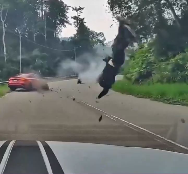 马来西亚电单车“掟弯”越线，铁骑士被撞至“空中转体2周半”。Ｘ