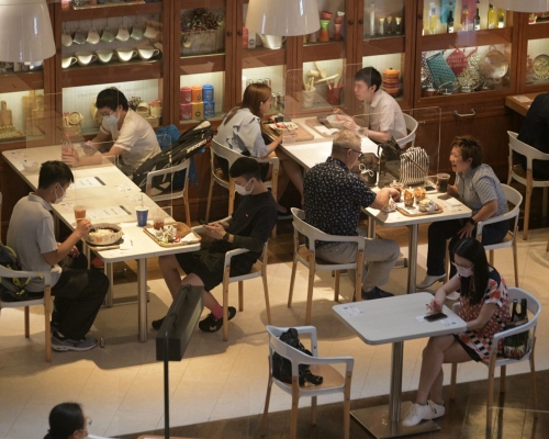 周五起逐步放寬食肆堂食至晚上10時。資料圖片