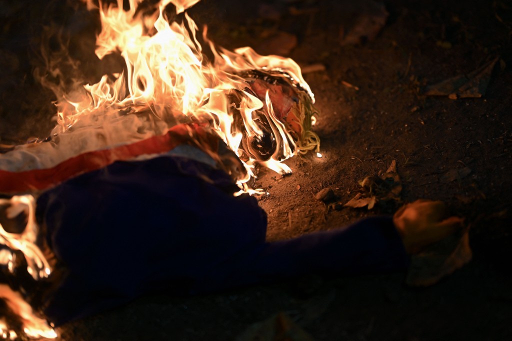 巴西示威者放火烧毁特朗普假人。法新社