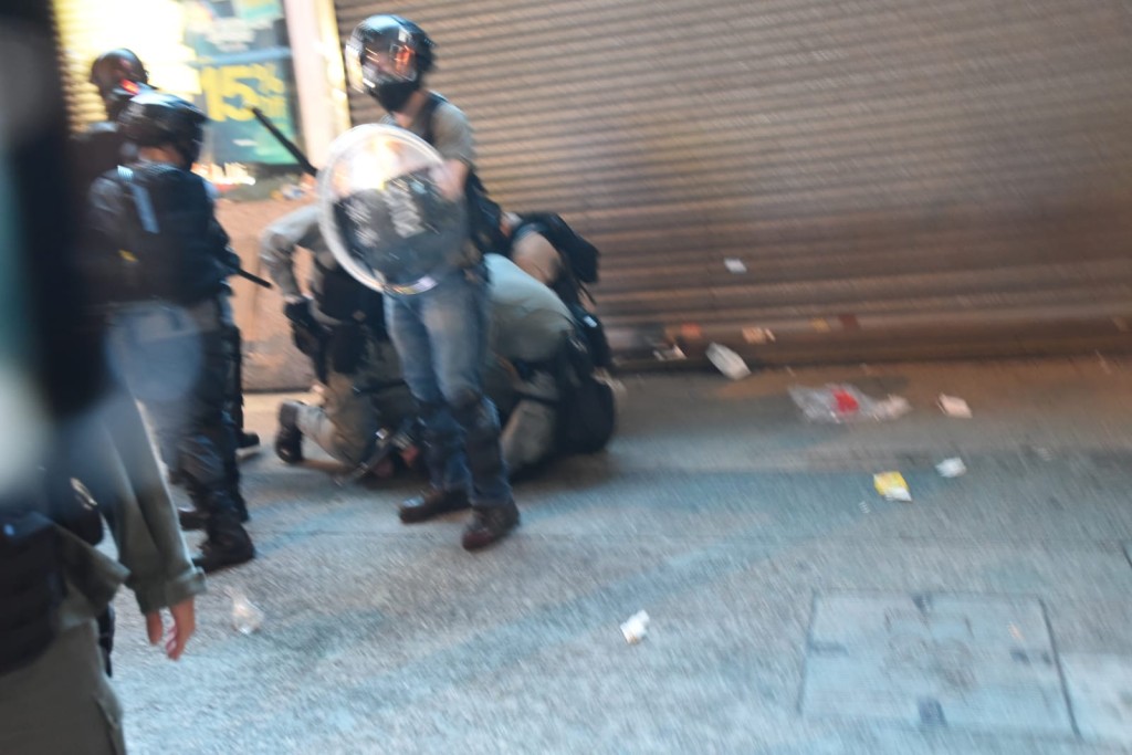 警方制服多名示威者