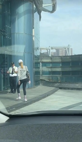 李嘉欣面對豪宅保安員禮貌地點頭。