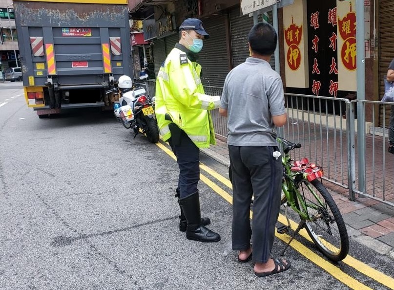 警打擊騎單車人士違例行為。