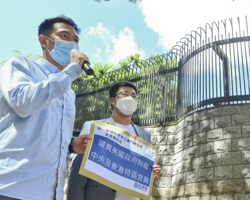 民建聯立法會議員周浩鼎同黨友顏汶羽，昨日到美國駐港總領事館外抗議。盧江球攝