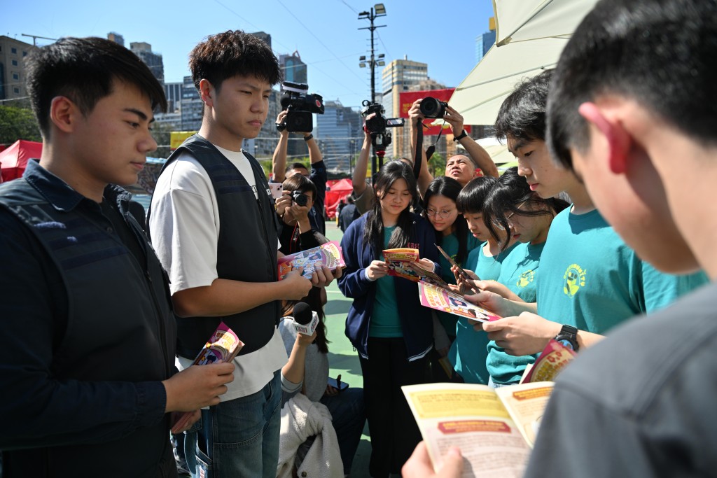為打擊侵權活動，海關人員早上到維園年宵市場，向檔主派發宣傳單，呼籲切勿售賣侵權物品。