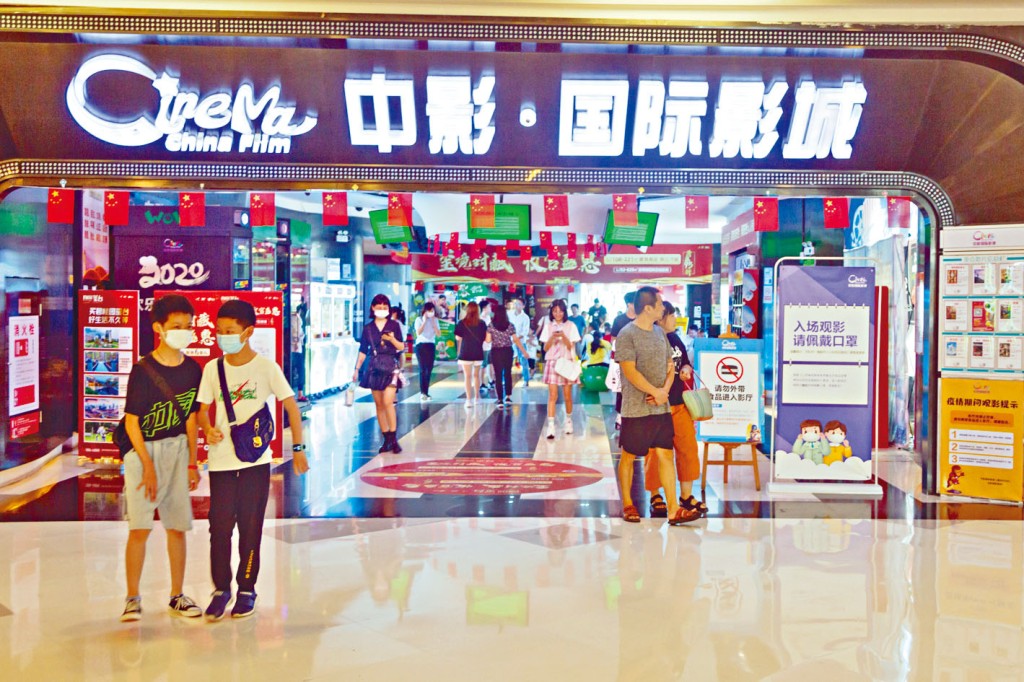 ■江西省赣州市一电影院，观众正在准备进场观看电影。