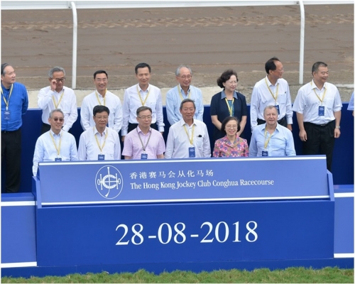 陳肇始在廣東從化出席香港賽馬會從化馬場開幕禮。