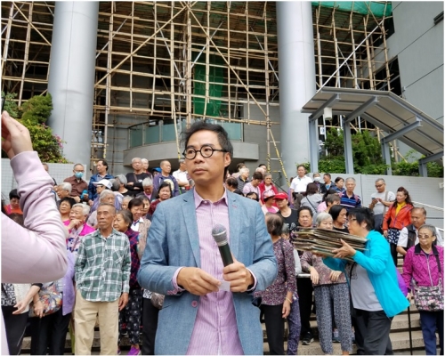 甄啟榮於法院門外。陳楚琨攝