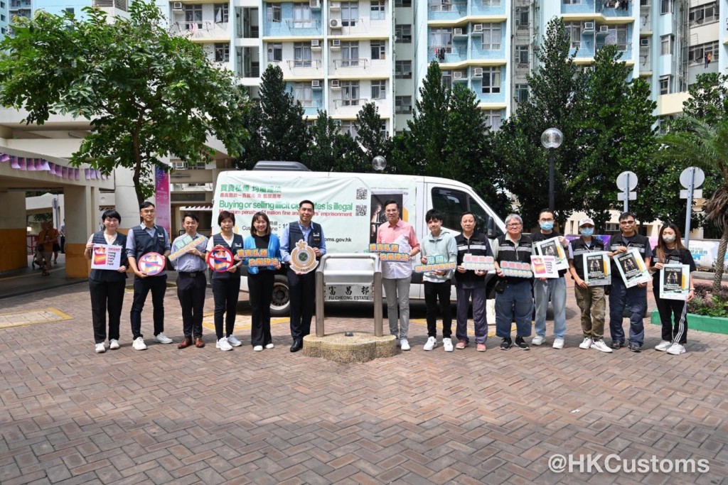香港海關聯同立法會議員梁文廣、深水埗區區議員、衞生署控煙酒辦公室及房屋署在深水埗富昌邨進行聯合反私煙宣傳活動。海關fb 香港海關聯同立法會議員梁文廣、深水埗區區議員、衞生署控煙酒辦公室及房屋署在深水埗富昌邨進行聯合反私煙宣傳活動。海關fb