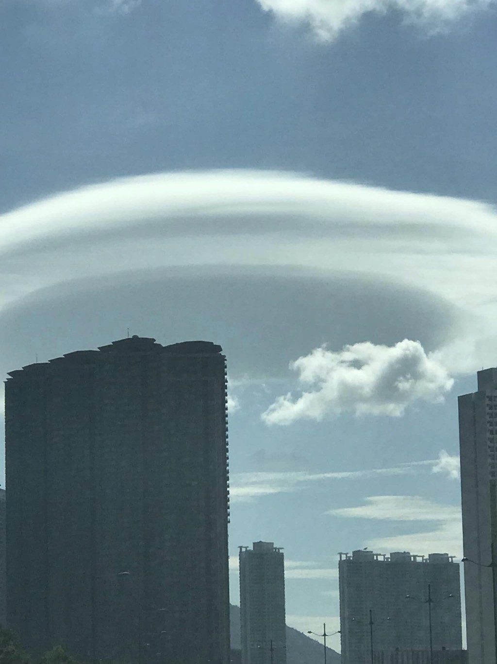 莢狀雲的成因，是由於氣流遇到山脈而被迫抬升，引起上下起伏而形成。fb「香港風景攝影會」Chan Wai Nang攝